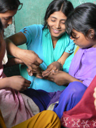 Les jeunes femmes en train d'apprendre  faire les bracelets