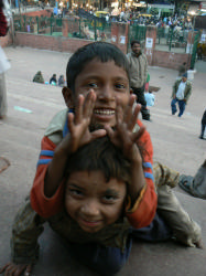 Deux enfants sur les marches de la grande mosque de delhi