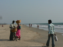 Une marchande ambulante sur une plage de Goa